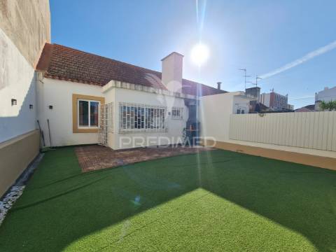 Apartamento t2 remodelado com terraço no centro do barreiro