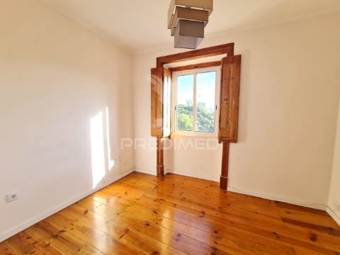 Apartamento t2 remodelado com terraço no centro do barreiro