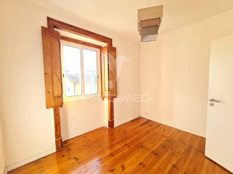 Apartamento t2 remodelado com terraço no centro do barreiro
