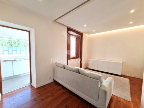 Apartamento t2 remodelado com terraço no centro do barreiro