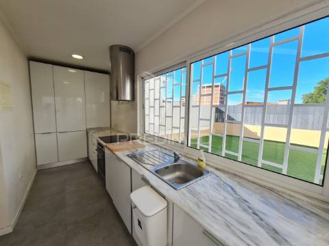 Apartamento t2 remodelado com terraço no centro do barreiro