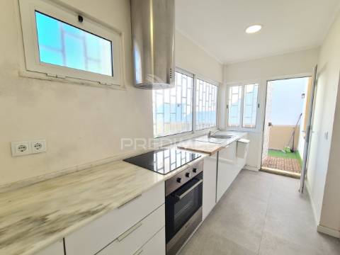 Apartamento t2 remodelado com terraço no centro do barreiro