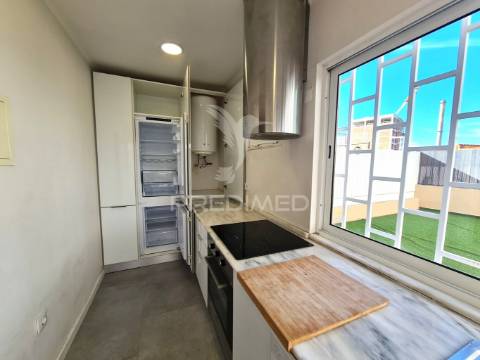 Apartamento t2 remodelado com terraço no centro do barreiro