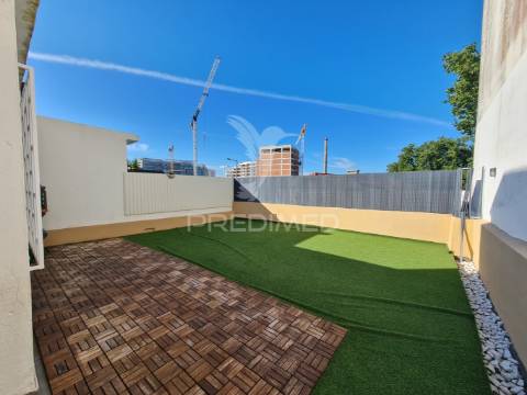 Apartamento t2 remodelado com terraço no centro do barreiro
