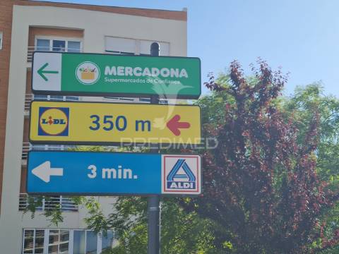 Apartamento t2 remodelado com terraço no centro do barreiro