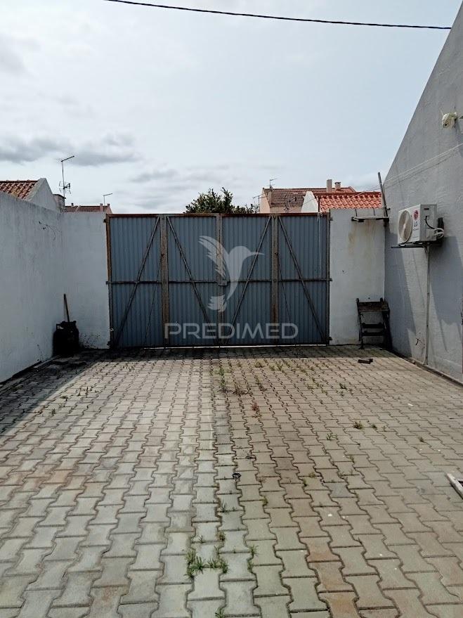 Moradia t1+1 com logradouro - centro montijo