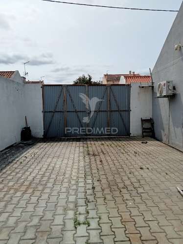 Moradia t1+1 com logradouro - centro montijo