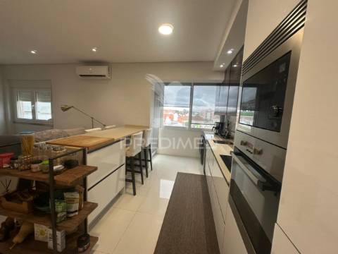 Apartamento p/ arrendar t2 remodelado seixal perto dos barcos