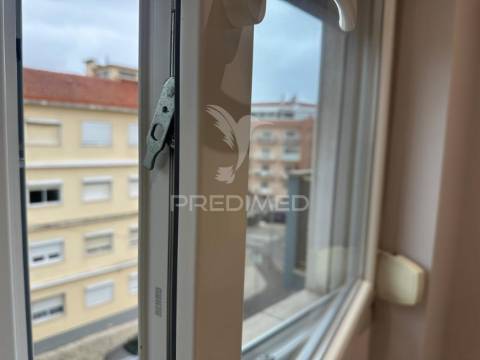 Apartamento p/ arrendar t2 remodelado seixal perto dos barcos