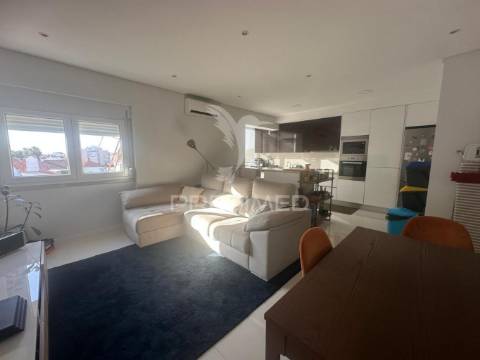 Apartamento p/ arrendar t2 remodelado seixal perto dos barcos