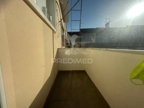Apartamento p/ arrendar t2 remodelado seixal perto dos barcos
