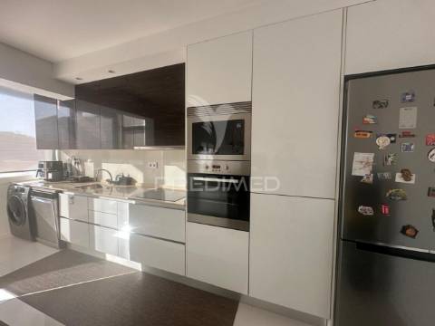 Apartamento p/ arrendar t2 remodelado seixal perto dos barcos