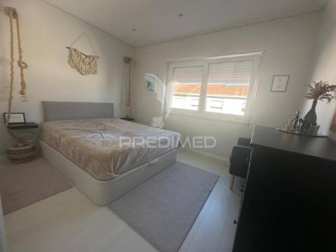 Apartamento p/ arrendar t2 remodelado seixal perto dos barcos