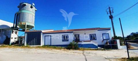 Armazém industrial e lote de terreno urbano
