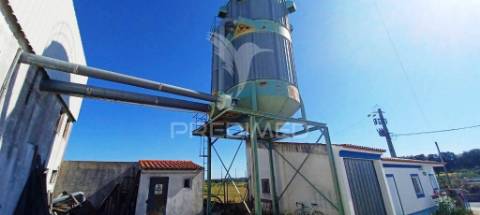 Armazém industrial e lote de terreno urbano
