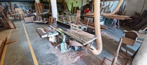 Armazém industrial e lote de terreno urbano