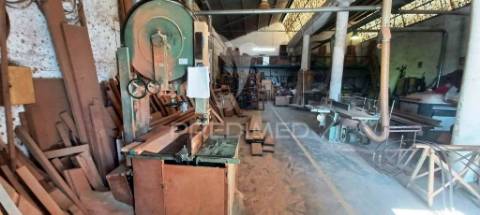 Armazém industrial e lote de terreno urbano