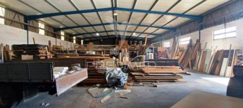 Armazém industrial e lote de terreno urbano
