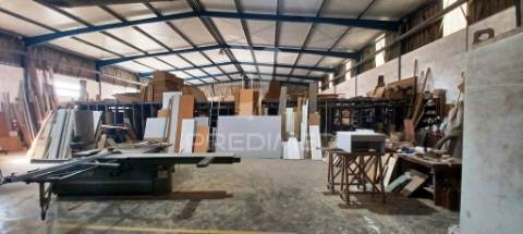 Armazém industrial e lote de terreno urbano