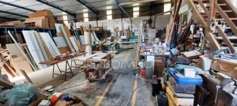 Armazém industrial e lote de terreno urbano