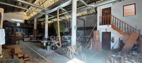Armazém industrial e lote de terreno urbano