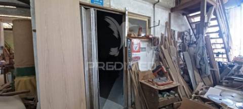 Armazém industrial e lote de terreno urbano