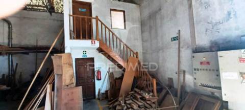 Armazém industrial e lote de terreno urbano