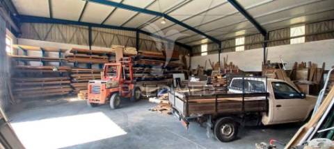 Armazém industrial e lote de terreno urbano