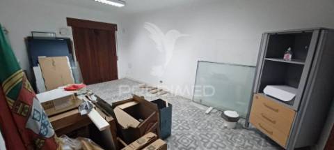 Armazém industrial e lote de terreno urbano