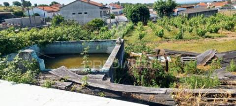 Armazém industrial e lote de terreno urbano