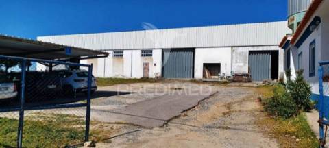 Armazém industrial e lote de terreno urbano