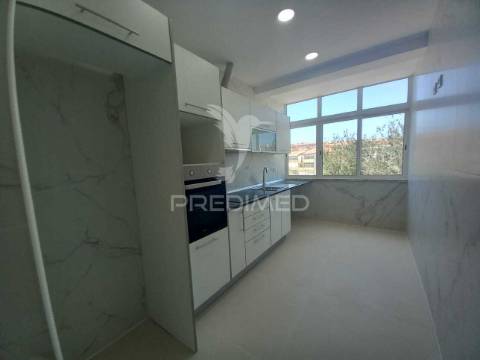 Apartamento t2-3 ass.-varanda-próximo bairro afonso costa-setúbal
