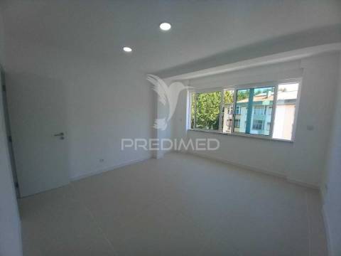 Apartamento t2-3 ass.-varanda-próximo bairro afonso costa-setúbal
