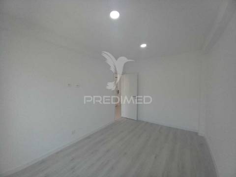 Apartamento t2-3 ass.-varanda-próximo bairro afonso costa-setúbal