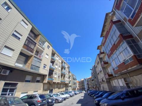 Apartamento t2-3 ass.-varanda-próximo bairro afonso costa-setúbal