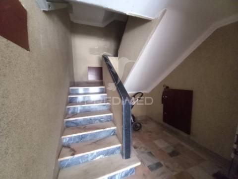 Apartamento t2-3 ass.-varanda-próximo bairro afonso costa-setúbal