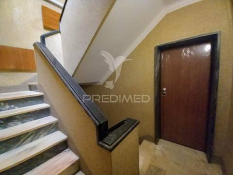 Apartamento t2-3 ass.-varanda-próximo bairro afonso costa-setúbal