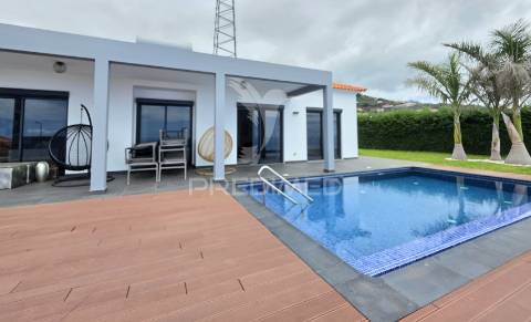 Moradia térrea t3 com piscina na ponta do sol