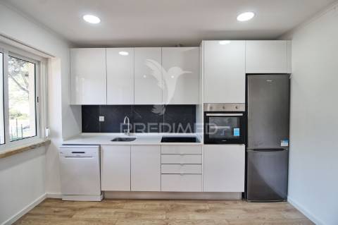 T2+1 completamente remodelado em alverca! a 15 mins a pé da estação de comboios e a 25 mins de carro do centro de lisboa