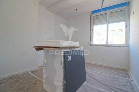 T2+1 completamente remodelado em alverca! a 15 mins a pé da estação de comboios e a 25 mins de carro do centro de lisboa
