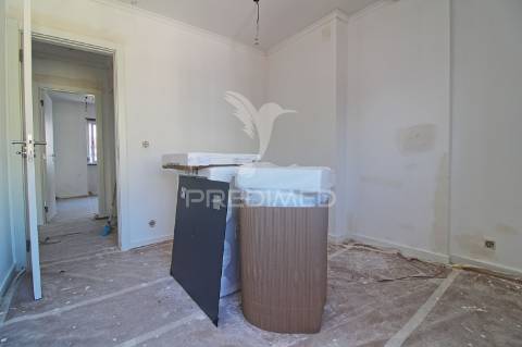 T2+1 completamente remodelado em alverca! a 15 mins a pé da estação de comboios e a 25 mins de carro do centro de lisboa