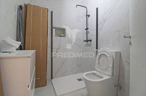 T2+1 completamente remodelado em alverca! a 15 mins a pé da estação de comboios e a 25 mins de carro do centro de lisboa