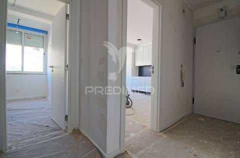 T2+1 completamente remodelado em alverca! a 15 mins a pé da estação de comboios e a 25 mins de carro do centro de lisboa
