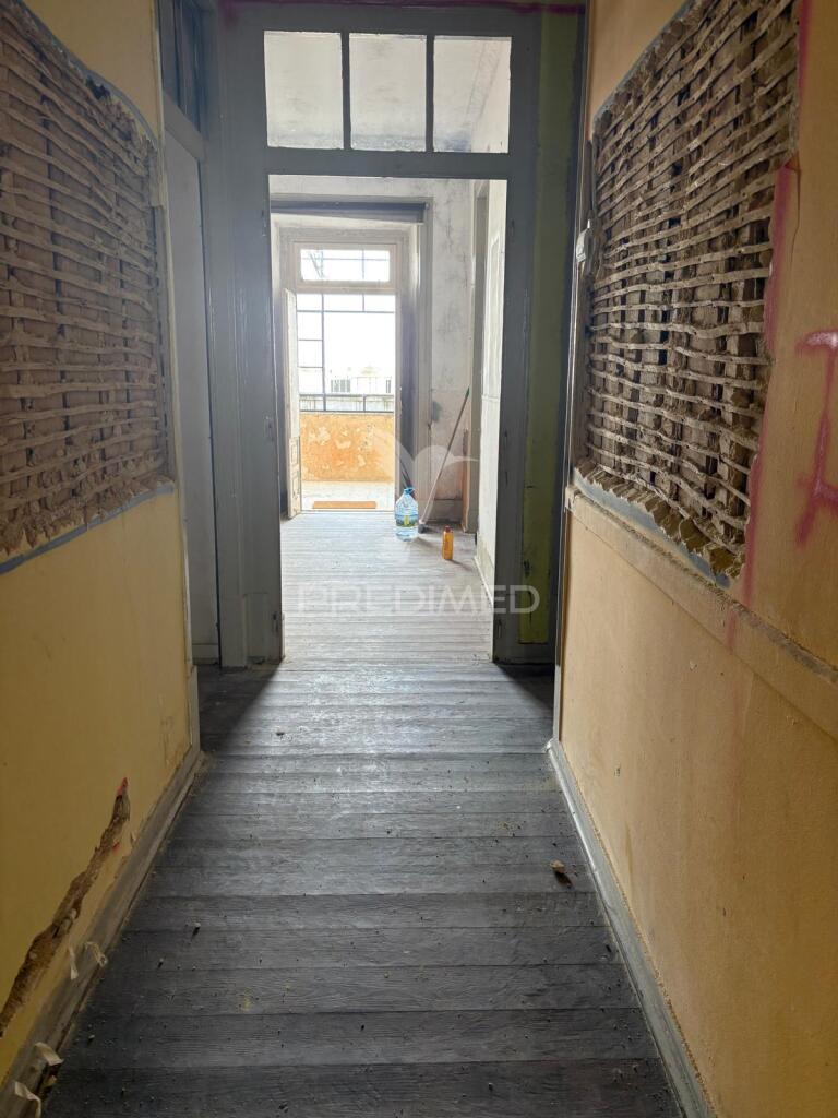 Três fracções de prédio localizado centro histórico seixal