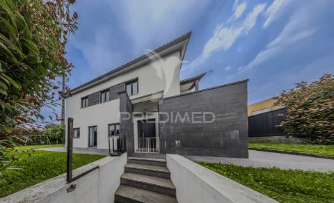 Moradia t3 em ribeirão- v. n. famalicão