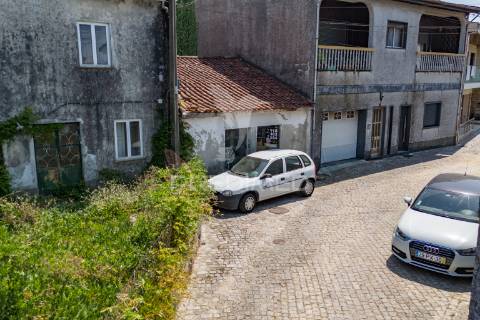 Moradia em ruína para restauro com logradouro – merelim (são pedro), braga