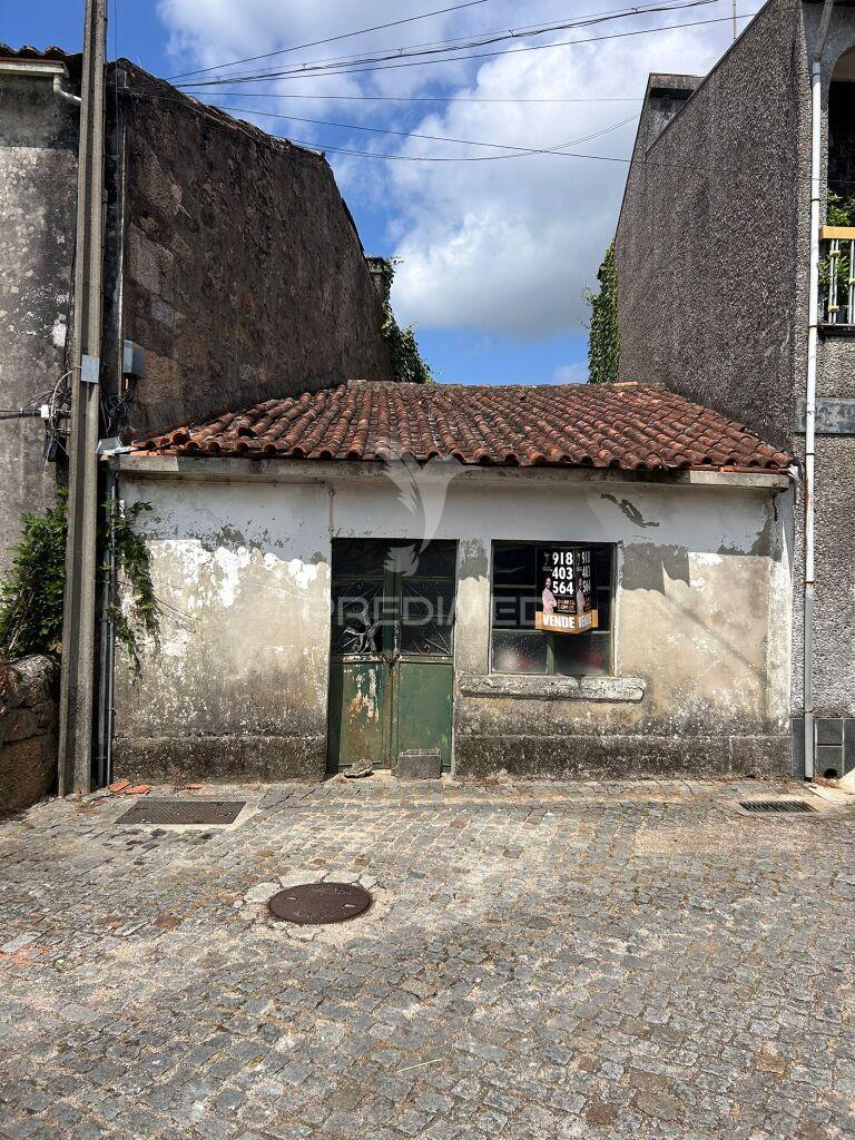 Moradia em ruína para restauro com logradouro – merelim (são pedro), braga