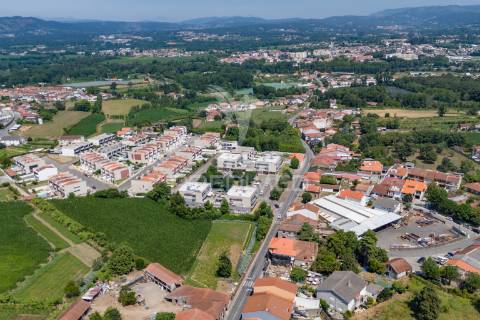 Moradia em ruína para restauro com logradouro – merelim (são pedro), braga