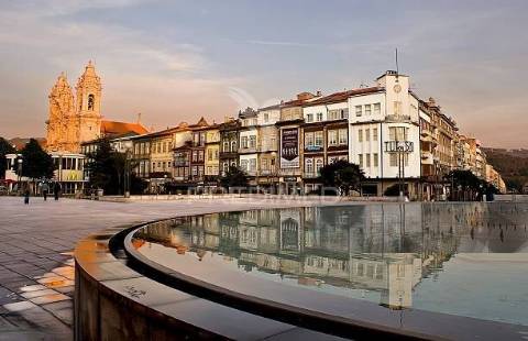 Moradia em ruína para restauro com logradouro – merelim (são pedro), braga