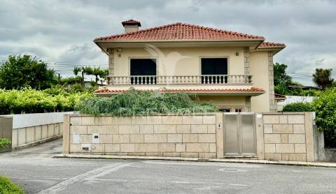 Moradia individual c\ piscina - ronfe